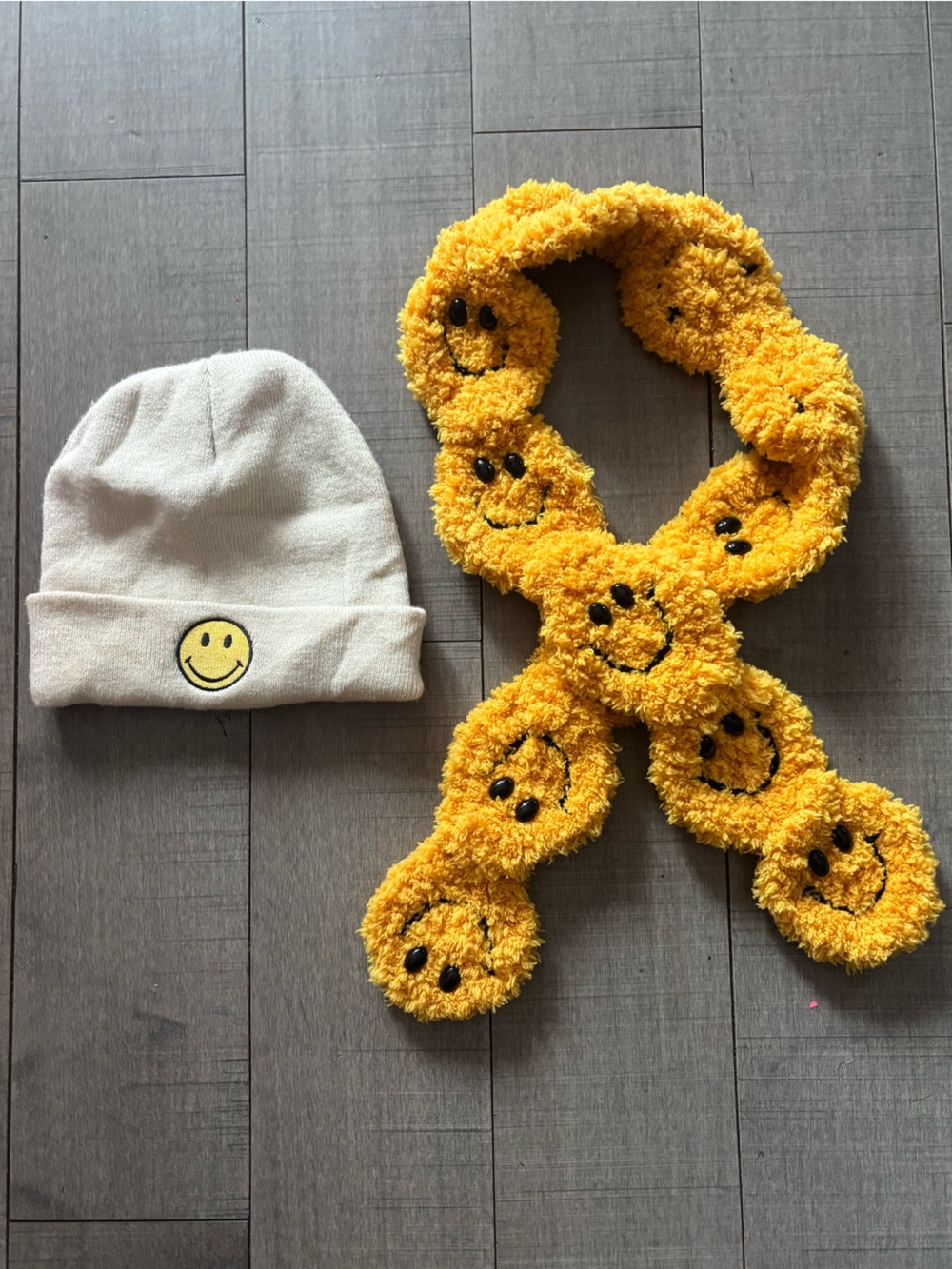 ♠️5/$25♠️Smiley Face Knit Beanie & Orange Fuzzy Scarf Combo